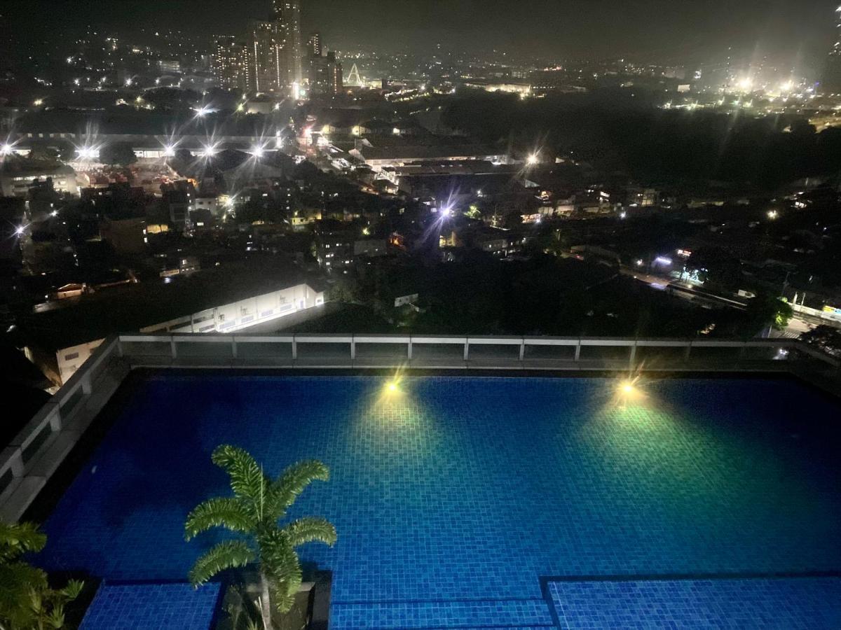 Classy 2Br Suite At Eastwood City With Pool And City Skyline View Manila Exterior photo