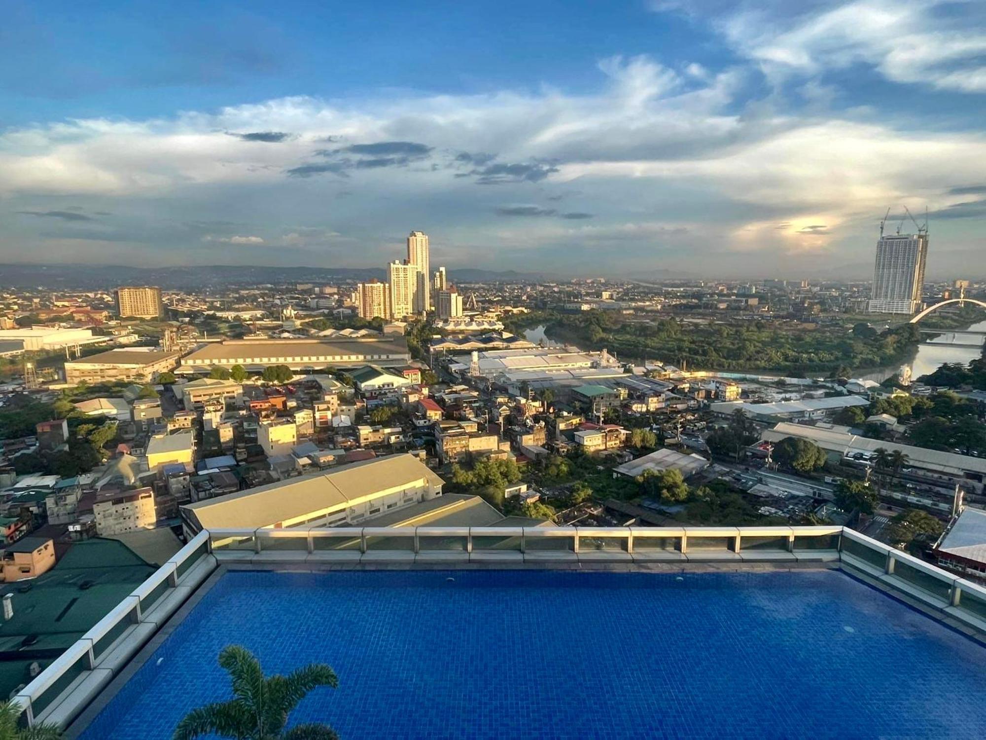 Classy 2Br Suite At Eastwood City With Pool And City Skyline View Manila Exterior photo